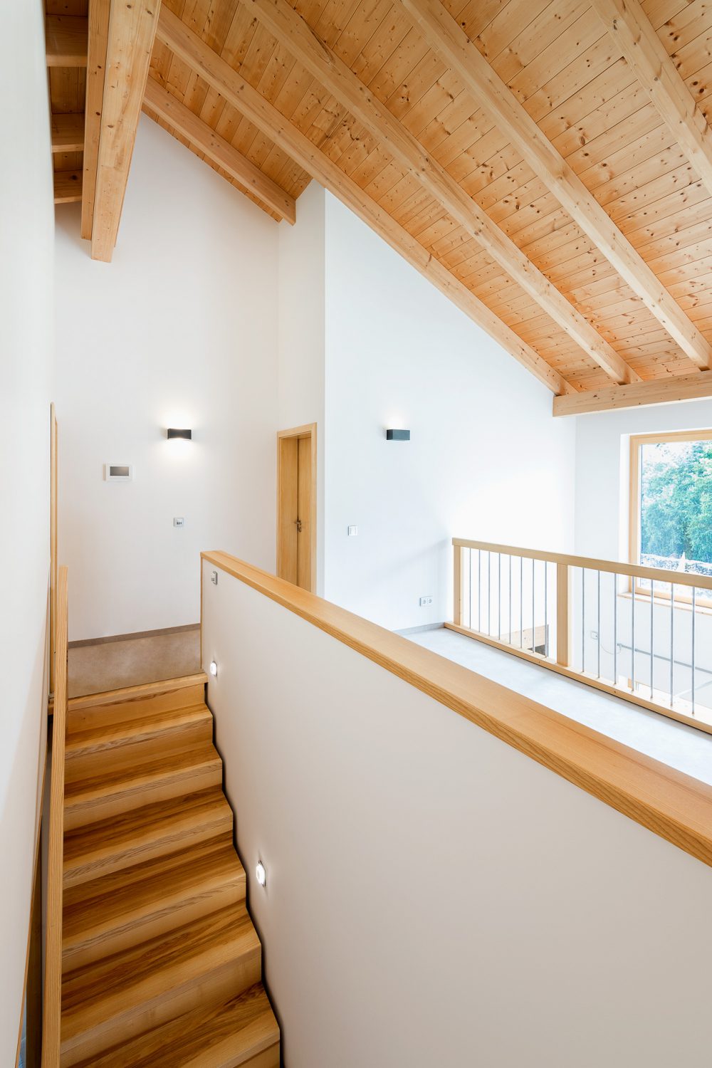 Modernes Haus mit versetztem Pultdach - ROREI Holzhaus: Massivholzhäuser: nachhaltig gebaut ...