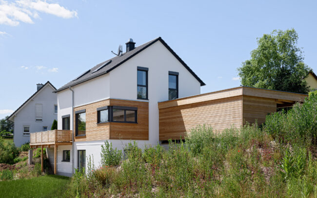 Holzhaus mit Sitzfenster